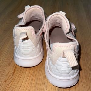 Women’s Nike tennis shoes